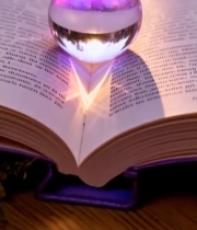  水晶球置于翻开的书籍上6772#竖屏 	 