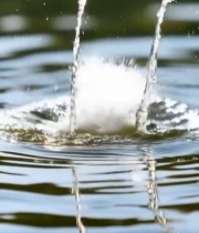  水滴落入水面特写2704#竖屏 	 