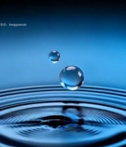  水滴落入水面特写(1)3734#竖屏 	 