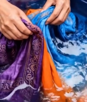  双手在水盆中染布料4160#竖屏 	 