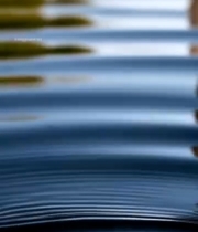  水滴落入水面特写(2)7003#竖屏 	 