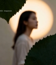  树叶间的女子侧影4522#竖屏 	 