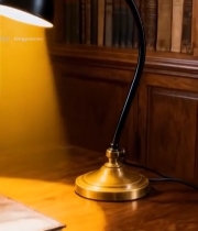  书房台灯下的复古书籍2194#竖屏 	 