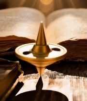  书本上悬浮的金色陀螺2100#竖屏 	 