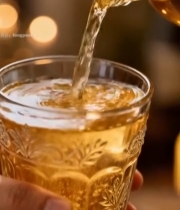  手捧玻璃杯倒饮料特写2158#竖屏 	 