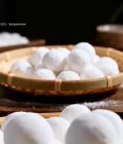  手取竹篮中汤圆特写84#竖屏 	 