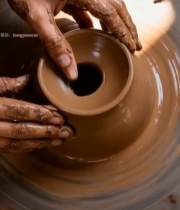  手工制作陶器的手部特写4960#竖屏 	 