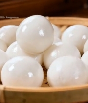  手取竹篮中汤圆特写(1)5593#竖屏 	 