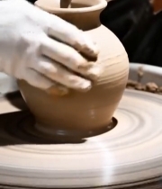  手工制作陶器的手部特写(1)6710#竖屏 	 