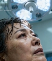  手术室内患者落泪特写6594#竖屏 	 