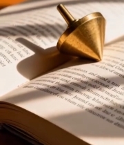  书本上的金属陀螺特写2975#竖屏 	 