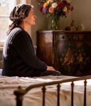  室内坐着的中老年女性500#竖屏 	 