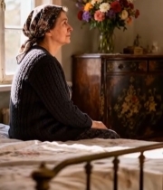  室内坐着的中老年女性500#竖屏 	 