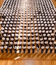  室内人群整齐列队画面2290#竖屏 	 