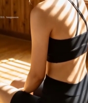  室内女性运动休闲场景5152#竖屏 	 