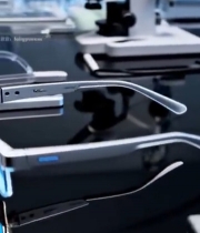  实验室中的智能眼镜素材3912#竖屏 	 