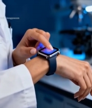  实验室医生查看智能手表922#竖屏 	 