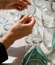  实验室人员手持玻璃器皿4321#竖屏 	 