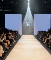  时尚秀场观众拍摄走秀现场1357#竖屏 	 