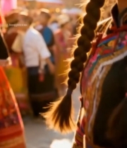  身着民族服饰女子微笑特写3401#竖屏 	 