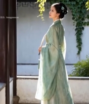  身着汉服女子于古建旁侧立3009#竖屏 	 