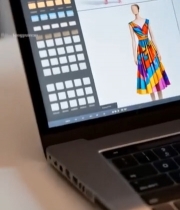  设计师使用笔记本电脑设计服装2830#竖屏 	 