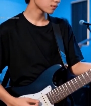  少年弹奏电吉他4109#竖屏 	 