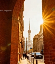  上海街道透过拱门看东方明珠3425#竖屏 	 