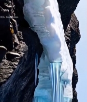  山崖上的冰柱自然景观735#竖屏 	 