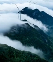  山峦云海中的风力发电机组3919#竖屏 	 