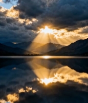  山水间日出阳光洒落湖面4805#竖屏 	 