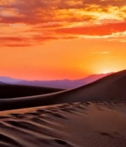  沙漠中人物日落时分独自行走3265#竖屏 	 