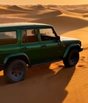  沙漠中男子与越野汽车场景7286#竖屏 	 