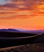  沙漠中人物日落时分独自行走3265#竖屏 	 