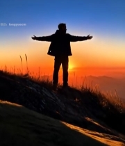  山顶人物张开双臂迎日出3473#竖屏 	 