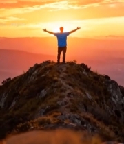  山顶男子张开双臂赏日落6137#竖屏 	 