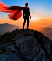  山顶人物披着红布迎日落7445#竖屏 	 