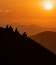  山顶人物赏夕阳全景2133#竖屏 	 