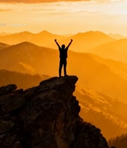  山顶人物高举双手自然风光2597#竖屏 	 