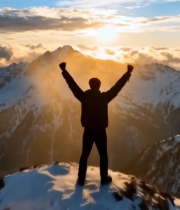  山顶人物张开双臂迎日出(2)6166#竖屏 	 