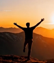  山顶人物张开双臂拥抱日落6#竖屏 	 