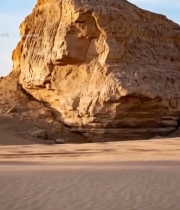  沙漠中的雅丹地貌岩石2978#竖屏 	 