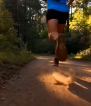  森林中人物跑步画面5658#竖屏 	 