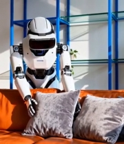  机器人室内沙发旁拿抱枕素材6211#竖屏 	 