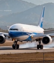  机场跑道客机降落画面7722#竖屏 	 