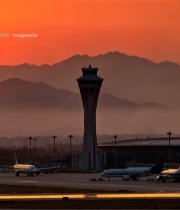  机场日落时分的客机与塔台5823#竖屏 	 