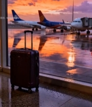  机场窗边行李箱与晚霞中的飞机6620#竖屏 	 