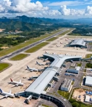  机场航站楼及停机坪俯瞰5279#竖屏 	 