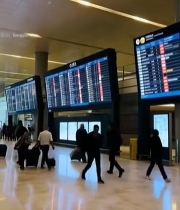  机场大厅航班信息屏与行人4371#竖屏 	 