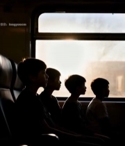  火车上孩童靠窗而坐3956#竖屏 	 